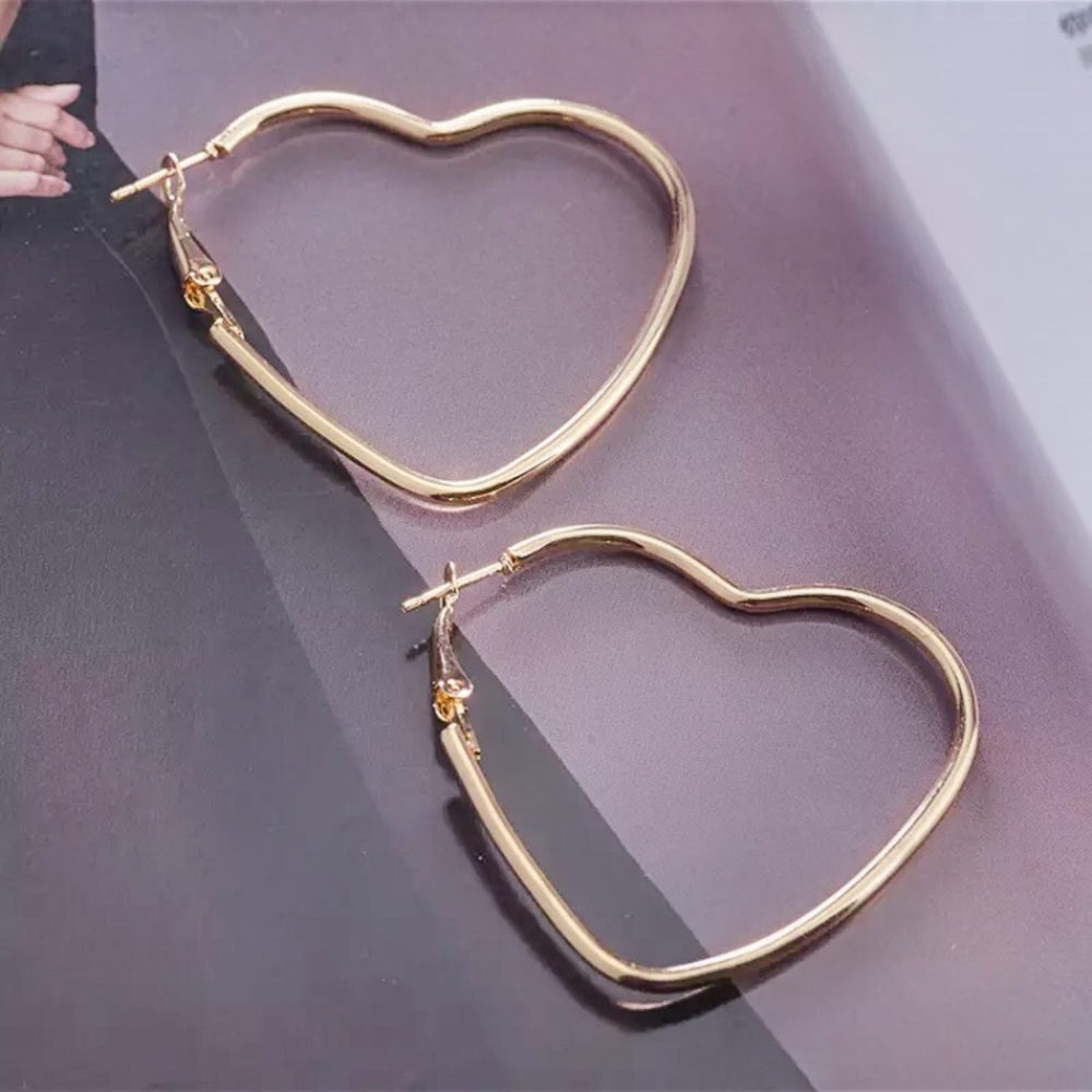 ⚜️[𝟯/$𝟭𝟴]⚜️Big Gold Heart Hoop Earrings NEW - Picture 4 of 9